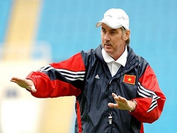 Huấn luyện viên Alfred Riedl