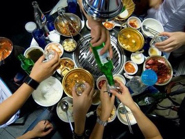 Nằm mơ thấy ăn nhậu có ý nghĩa gì đen hay đỏ?