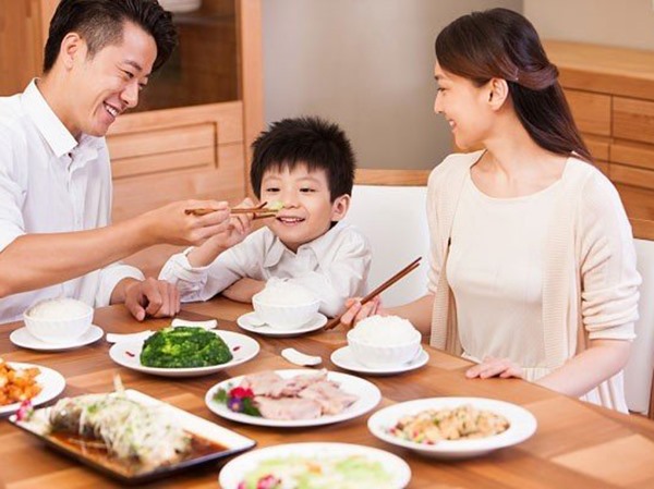 Ngủ mơ thấy ăn cơm báo mộng điềm tốt hay xấu?