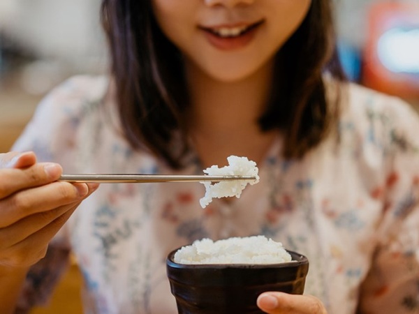Ngủ mơ thấy ăn cơm báo mộng điềm tốt hay xấu?