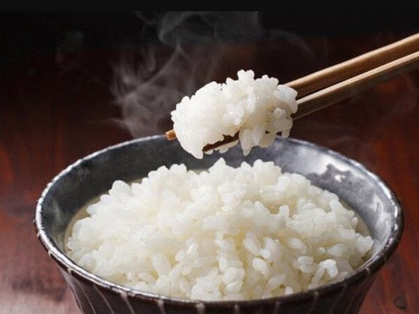 Ngủ mơ thấy ăn cơm báo mộng điềm tốt hay xấu?