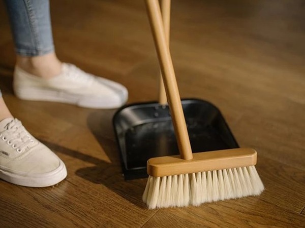 Nằm mơ thấy quét nhà người khác có thông điệp gì?