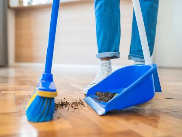 Nằm mơ thấy quét nhà người khác có thông điệp gì?