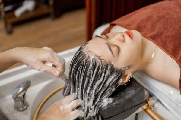 Nằm mơ thấy gội đầu trong tiệm salon