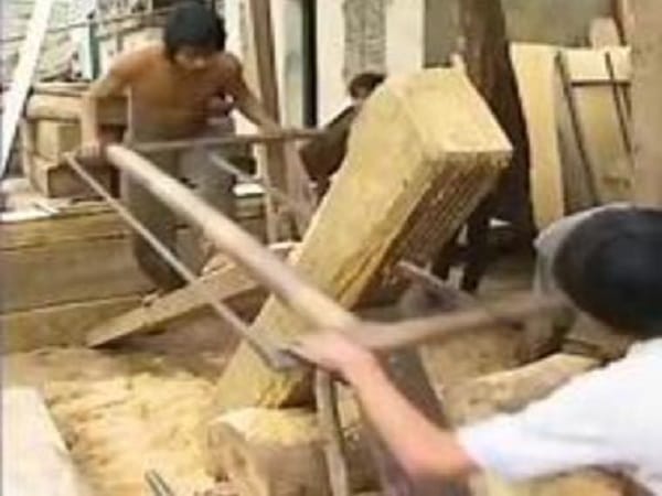 Nằm mơ thấy xẻ gỗ bằng tay